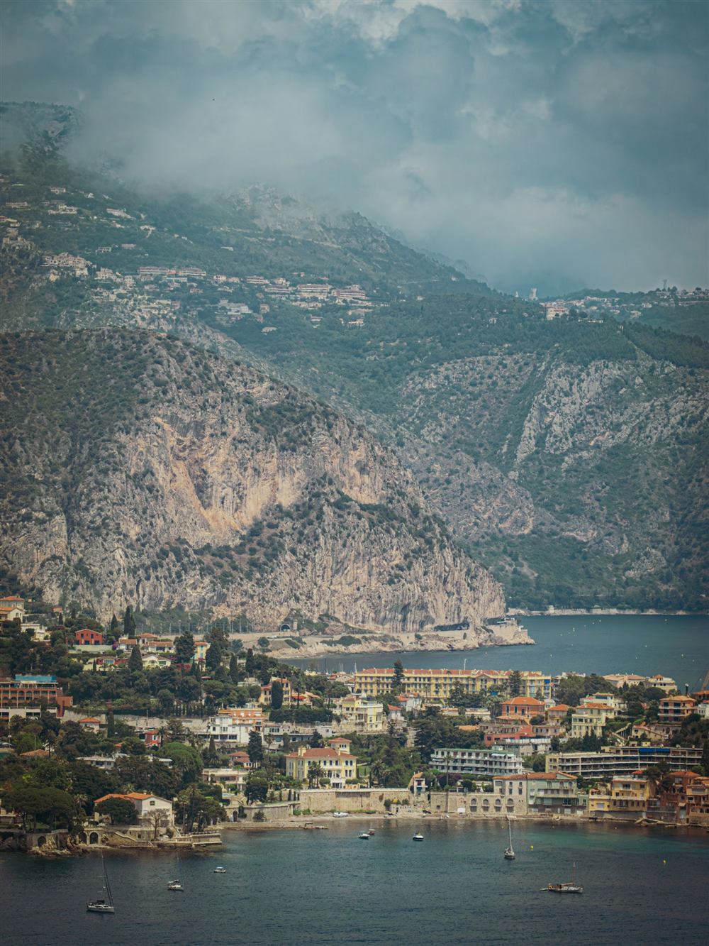 Falaises plongeant dans la Méditerranée, villas et rade de Villefranche-sur-Mer